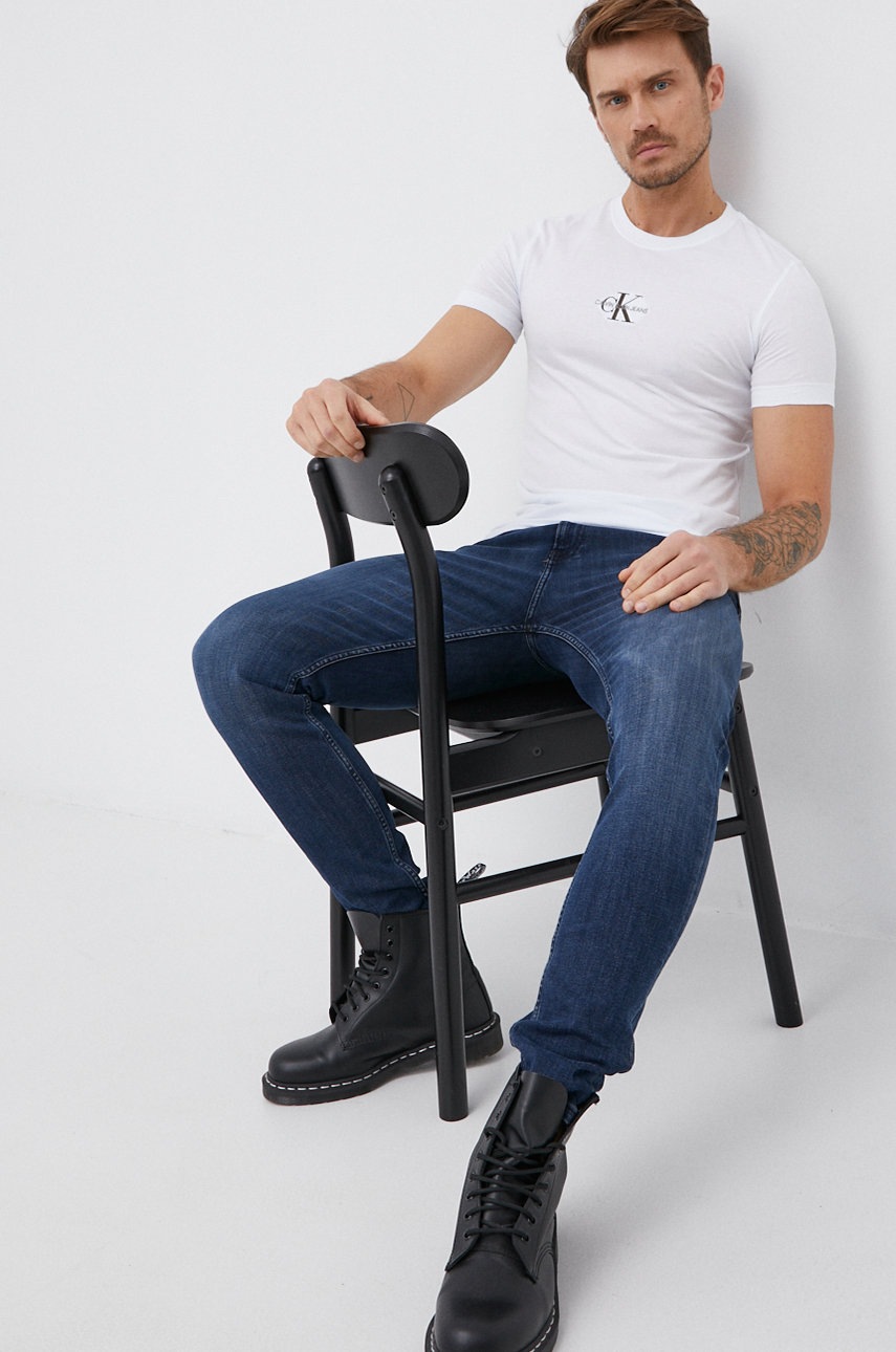 

Памучна тениска Calvin Klein Jeans в бяло с апликация, Бял