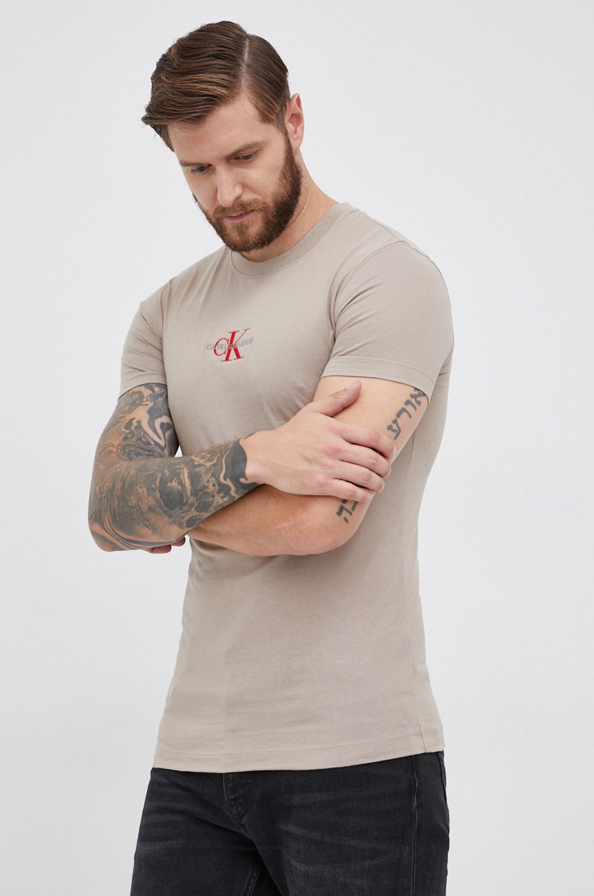 

Памучна тениска Calvin Klein Jeans в бежово с апликация, Бежов