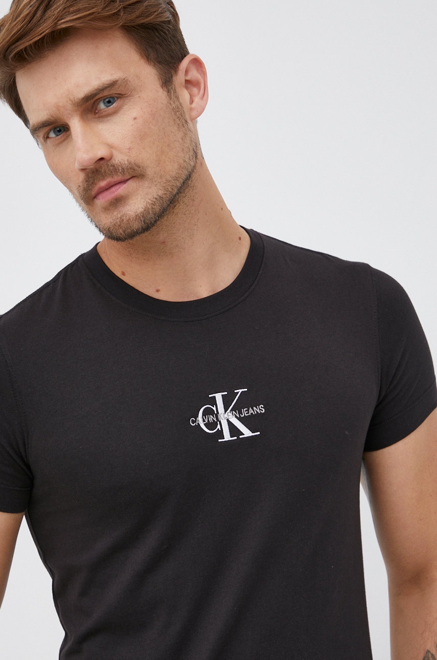 

Памучна тениска Calvin Klein Jeans в черно с апликация, Черен