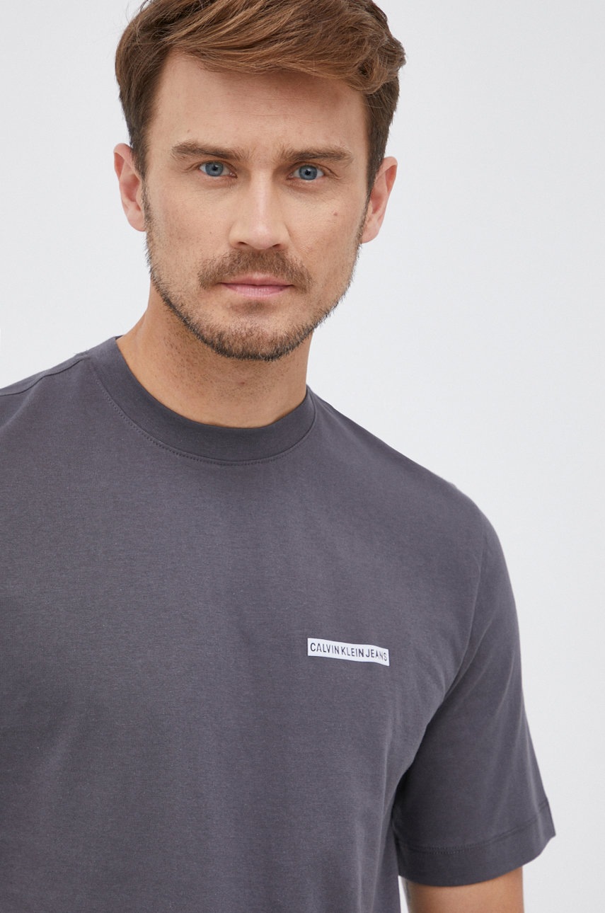 

Памучна тениска Calvin Klein Jeans в сиво с изчистен дизайн, Сив