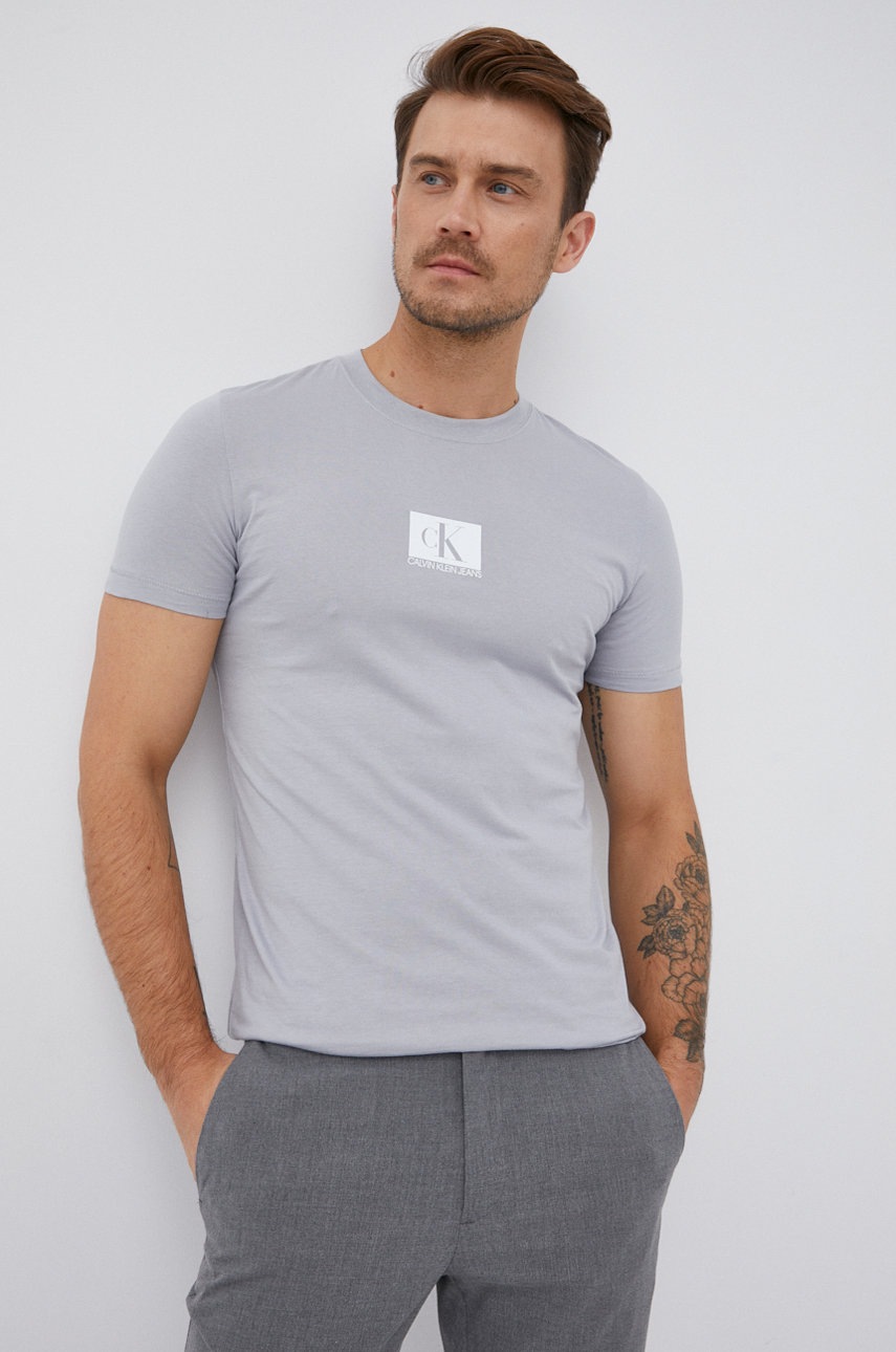 

Памучна тениска Calvin Klein Jeans в сиво с принт, Сив