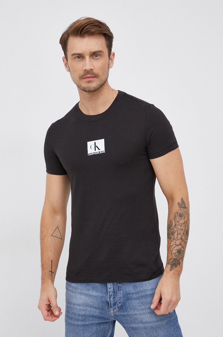 

Памучна тениска Calvin Klein Jeans в черно с принт, Черен