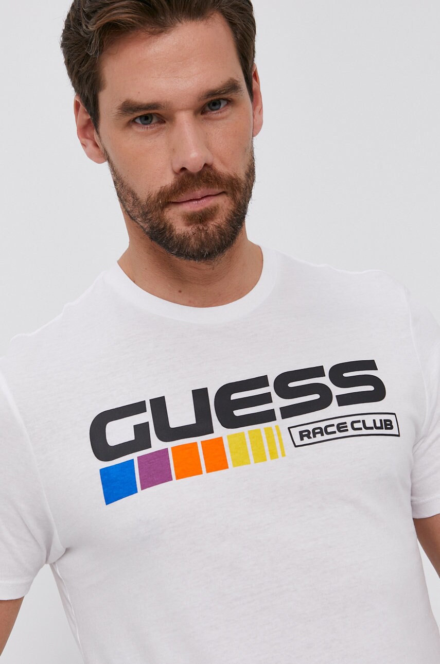 

Хлопковая футболка Guess цвет белый с принтом