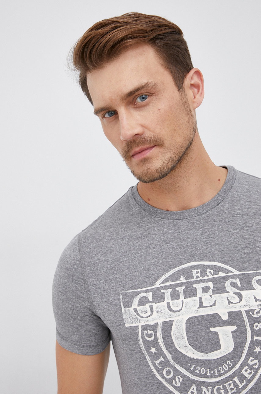 

Тениска Guess мъжка в сиво с принт, Сив
