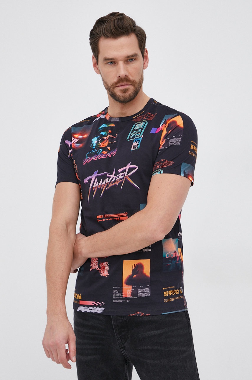 

Памучна тениска Guess в черно с десен, Черен