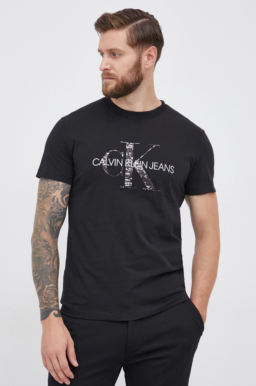

Памучна тениска Calvin Klein Jeans в черно с принт, Черен