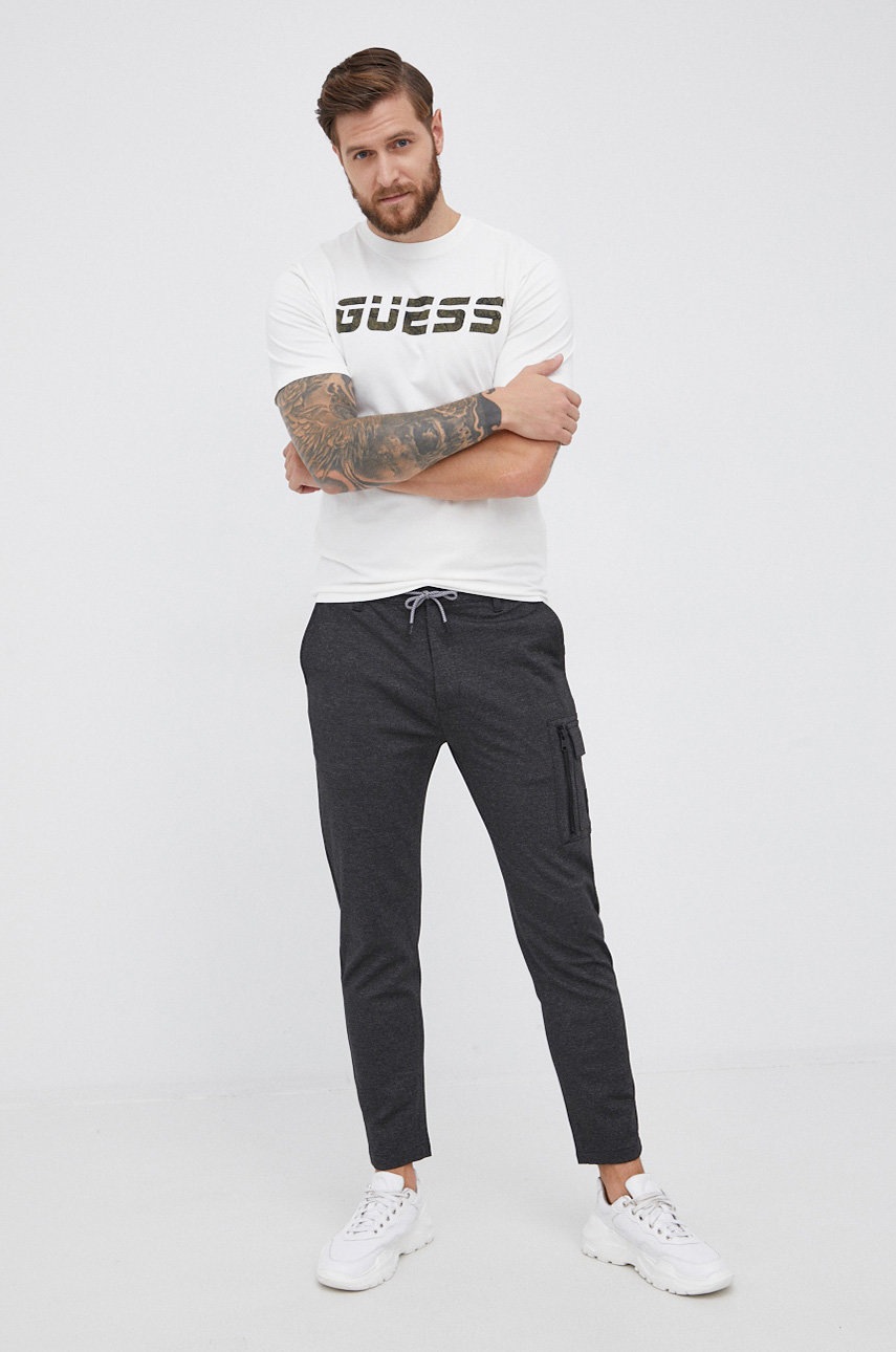 

Футболка Guess чоловіча колір білий з принтом