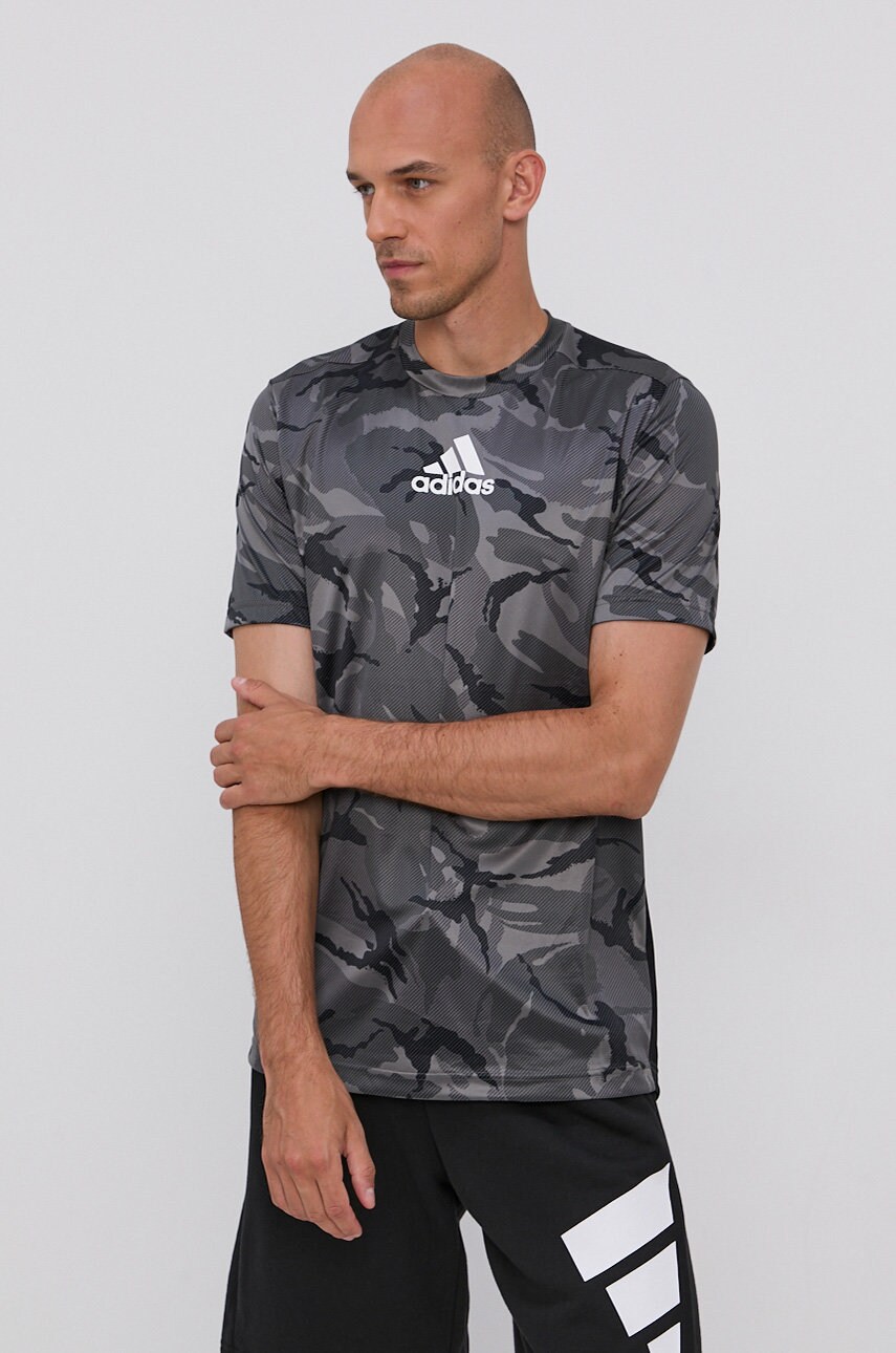 

Футболка adidas чоловіча колір сірий візерунок