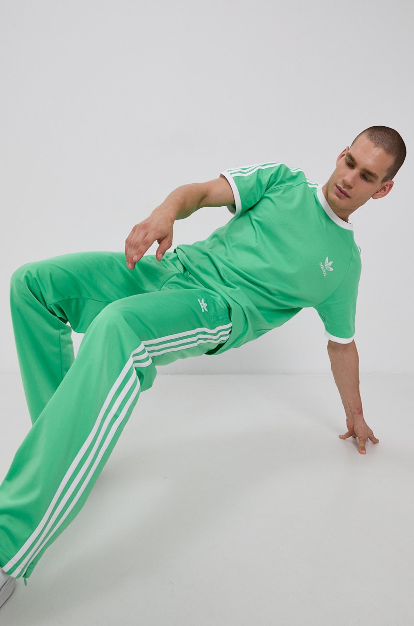 

Бавовняна футболка adidas Originals колір зелений гладкий