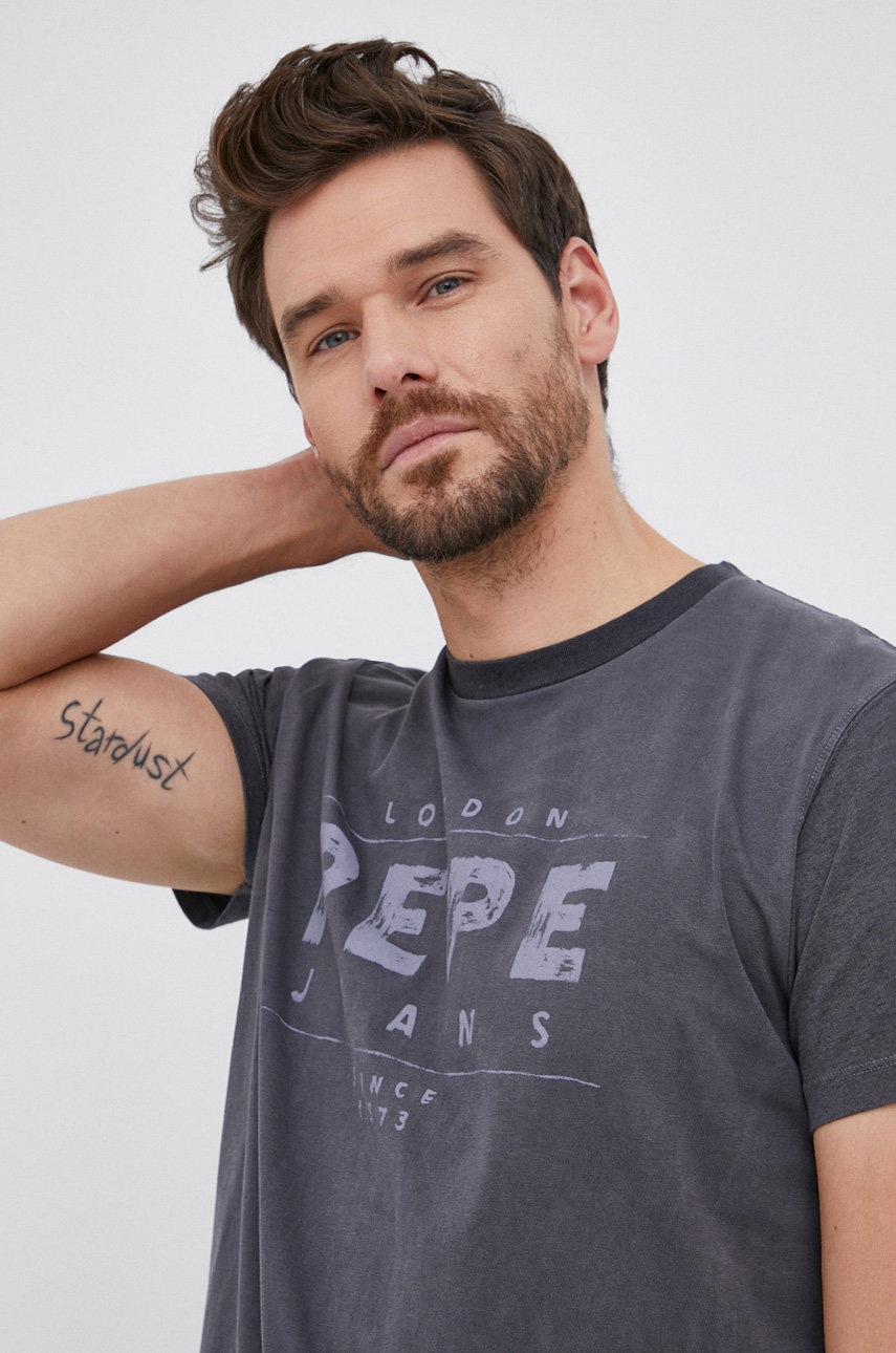 

Памучна тениска Pepe Jeans в сиво с принт, Сив