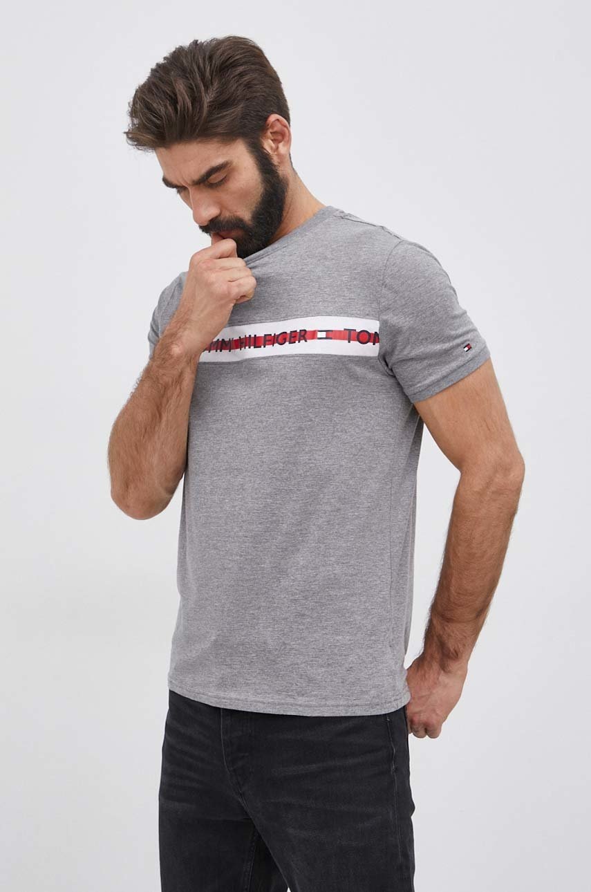 

Тениска Tommy Hilfiger мъжка в сиво с принт, Сив