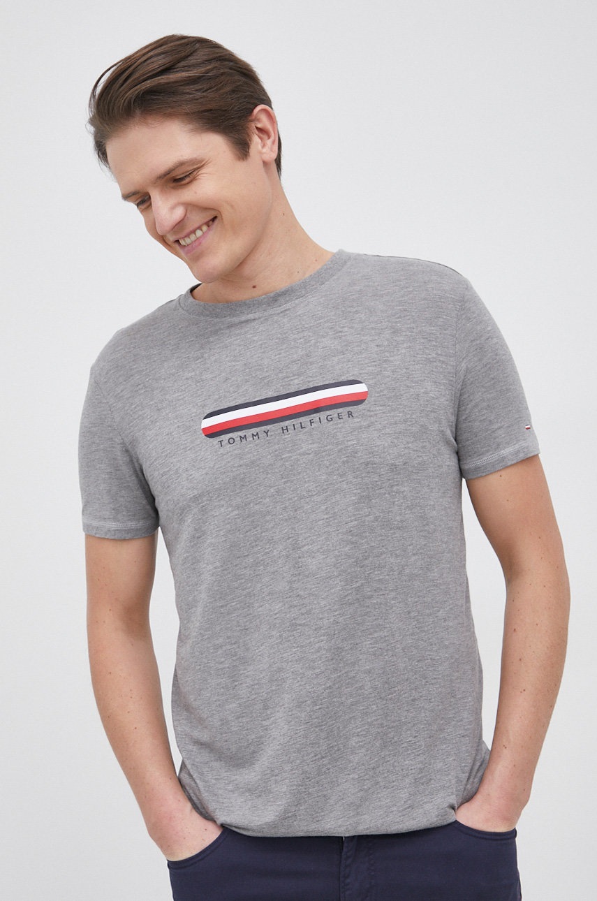 

Тениска Tommy Hilfiger в сиво с принт, Сив