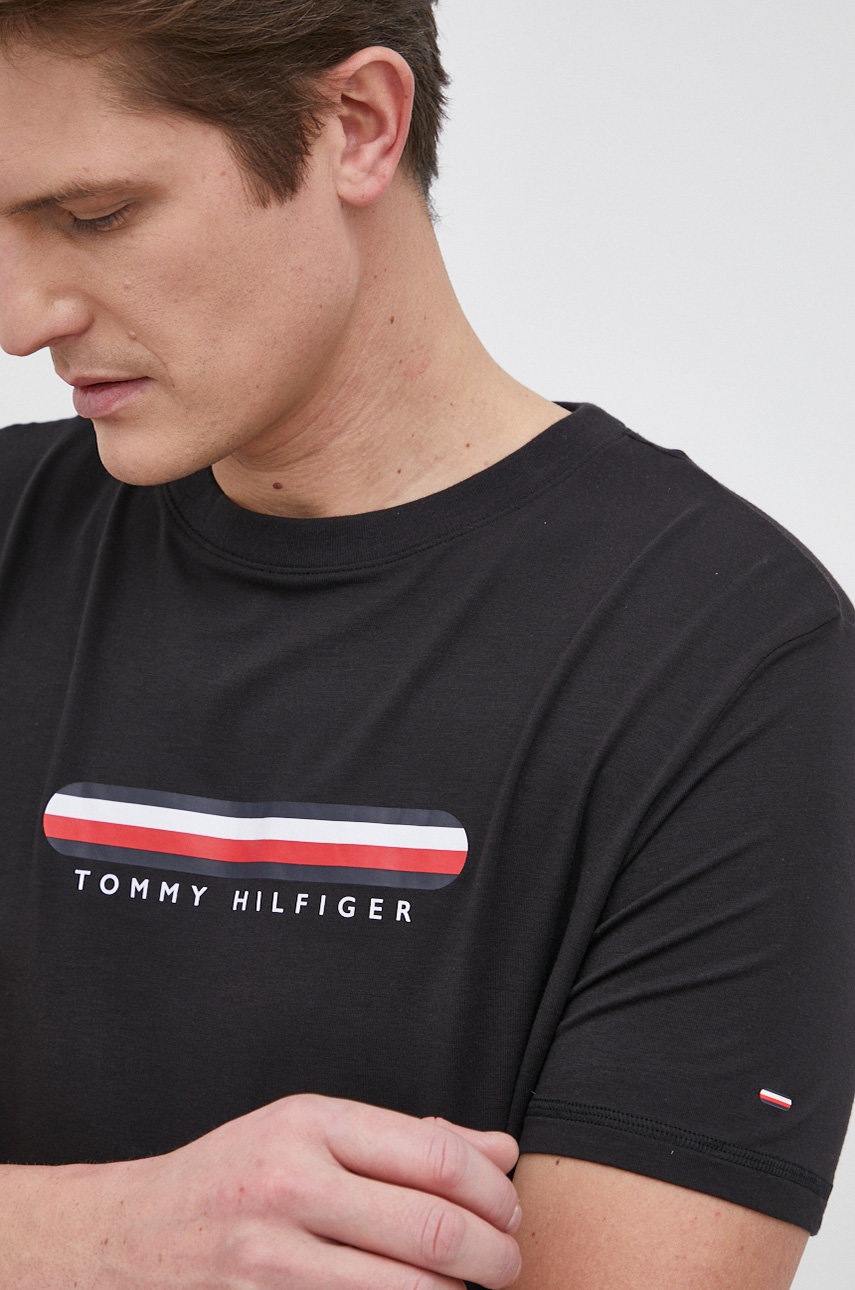 

Тениска Tommy Hilfiger в черно с принт, Черен