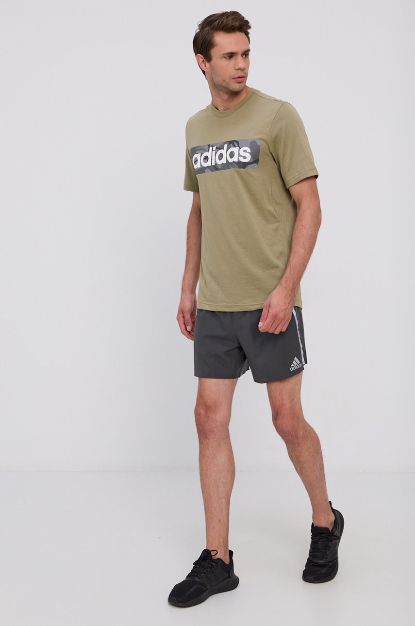 

Футболка adidas чоловіча колір зелений з принтом