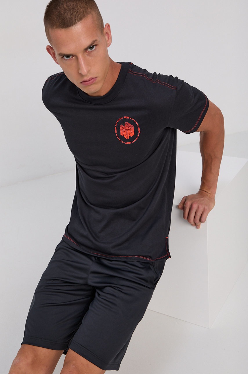 

Футболка Under Armour 1366505 мужская цвет чёрный с принтом