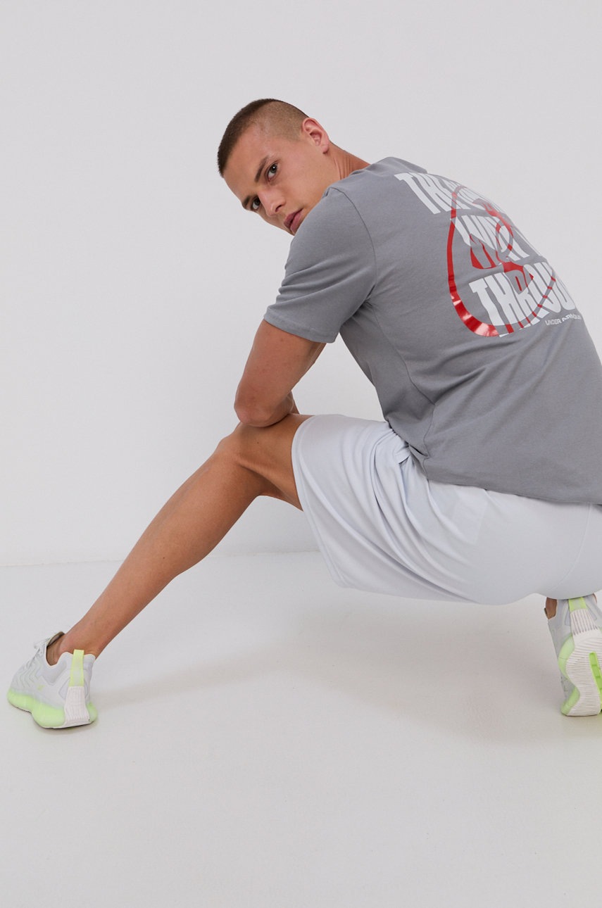 

Футболка Under Armour 1366446 мужская цвет серый с принтом