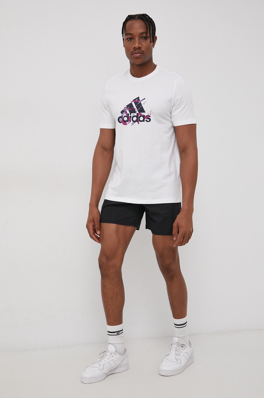 

Хлопковая футболка adidas Performance цвет белый с принтом