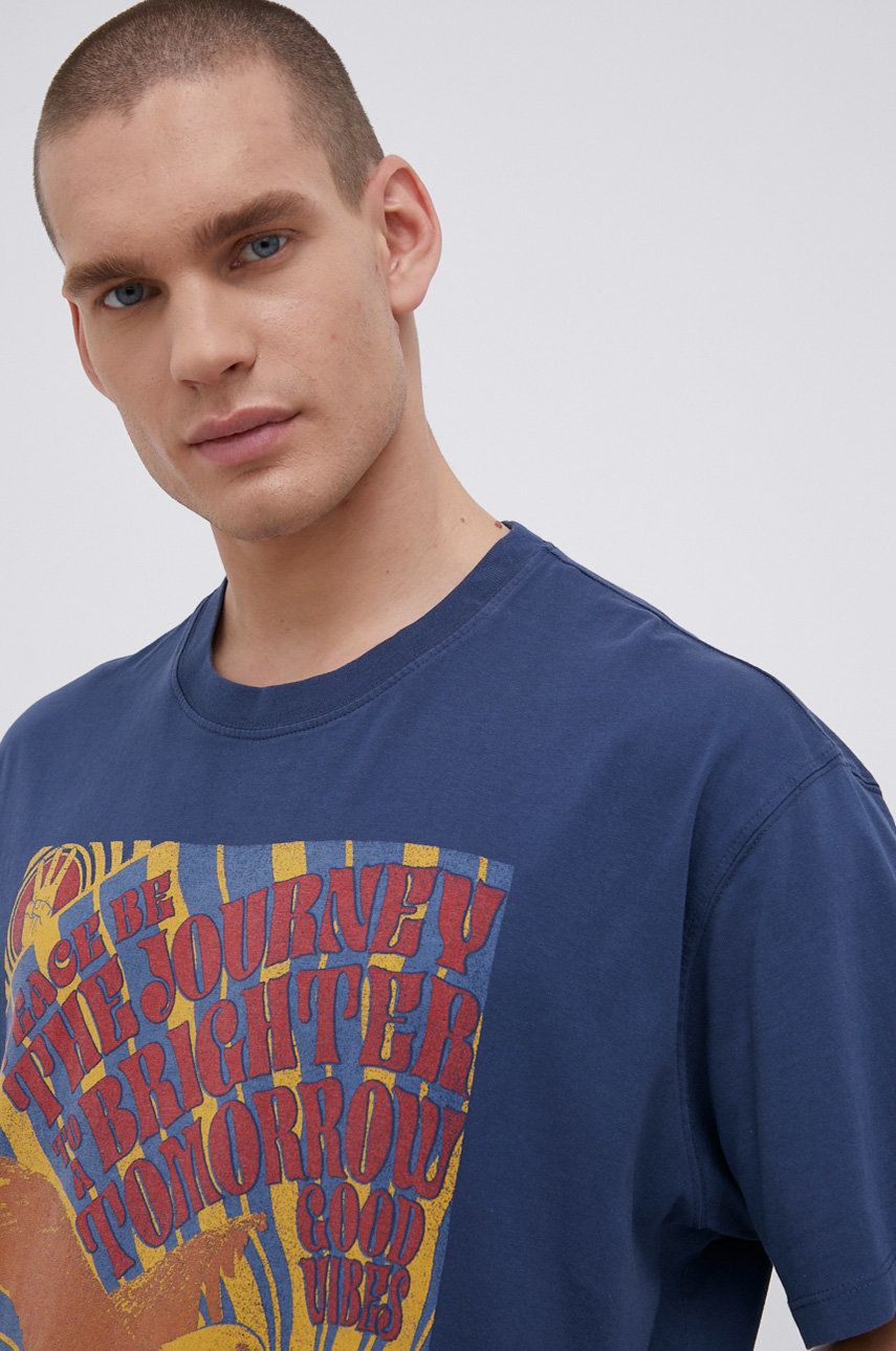 Bavlněné tričko Wrangler tmavomodrá barva, s potiskem - námořnická modř -  100% Bavlna