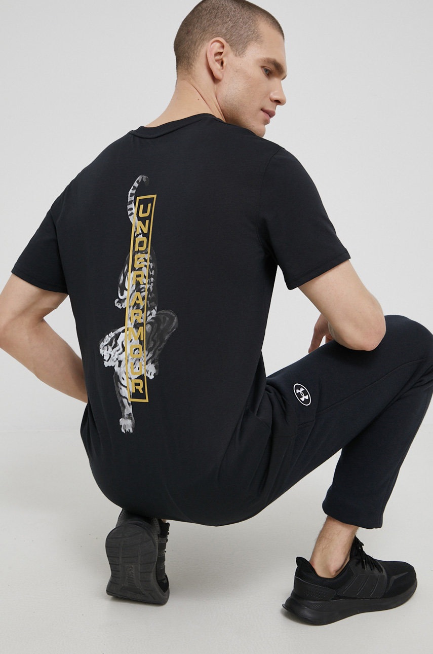 

Тениска Under Armour мъжка в черно с принт, Черен