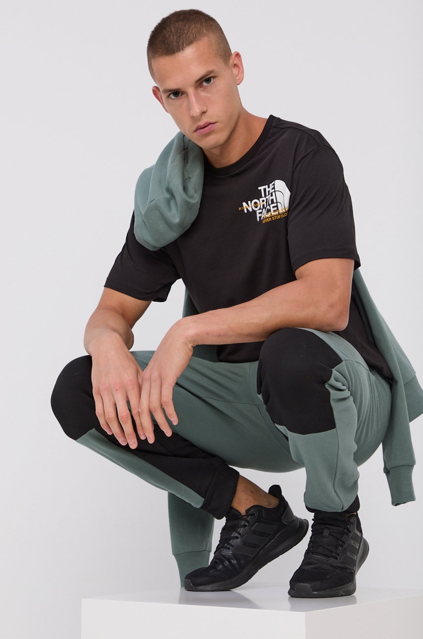 

Памучна тениска The North Face в черно с принт, Черен