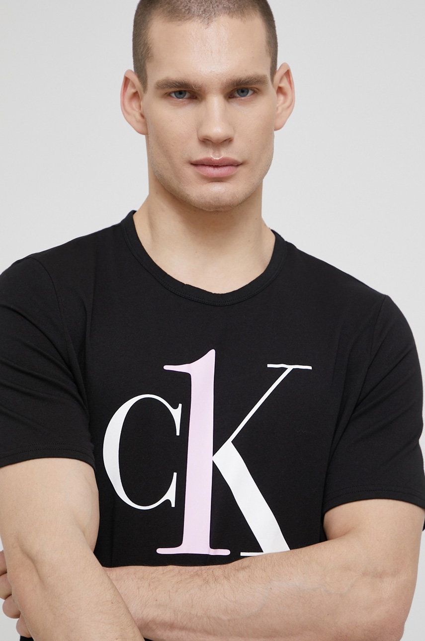 

Горнище на пижама с къси ръкави Calvin Klein Underwear в черно с принт, Черен
