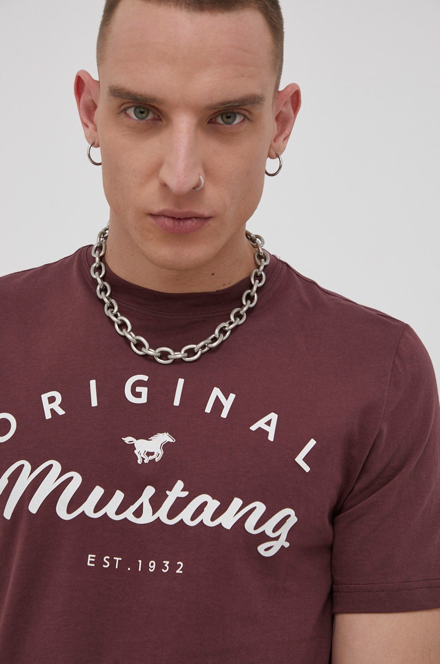 

Памучна тениска Mustang в бордо с изчистен дизайн