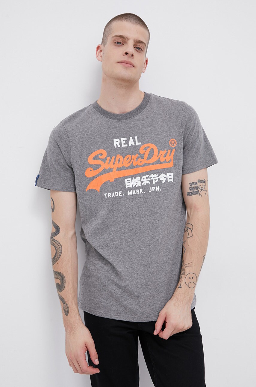 

Футболка Superdry чоловічий колір сірий з принтом