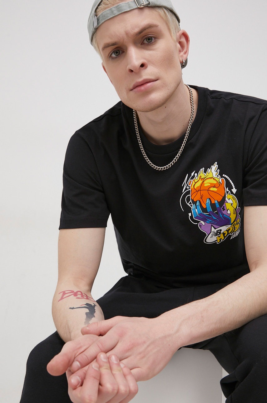 

Памучна тениска New Balance MT13591BK в черно с принт, Черен