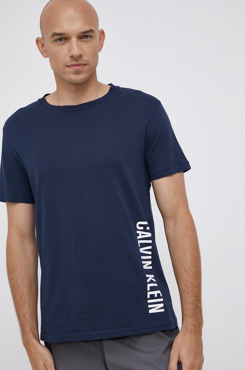 

Памучна тениска Calvin Klein в тъмносиньо с принт, Тъмносин