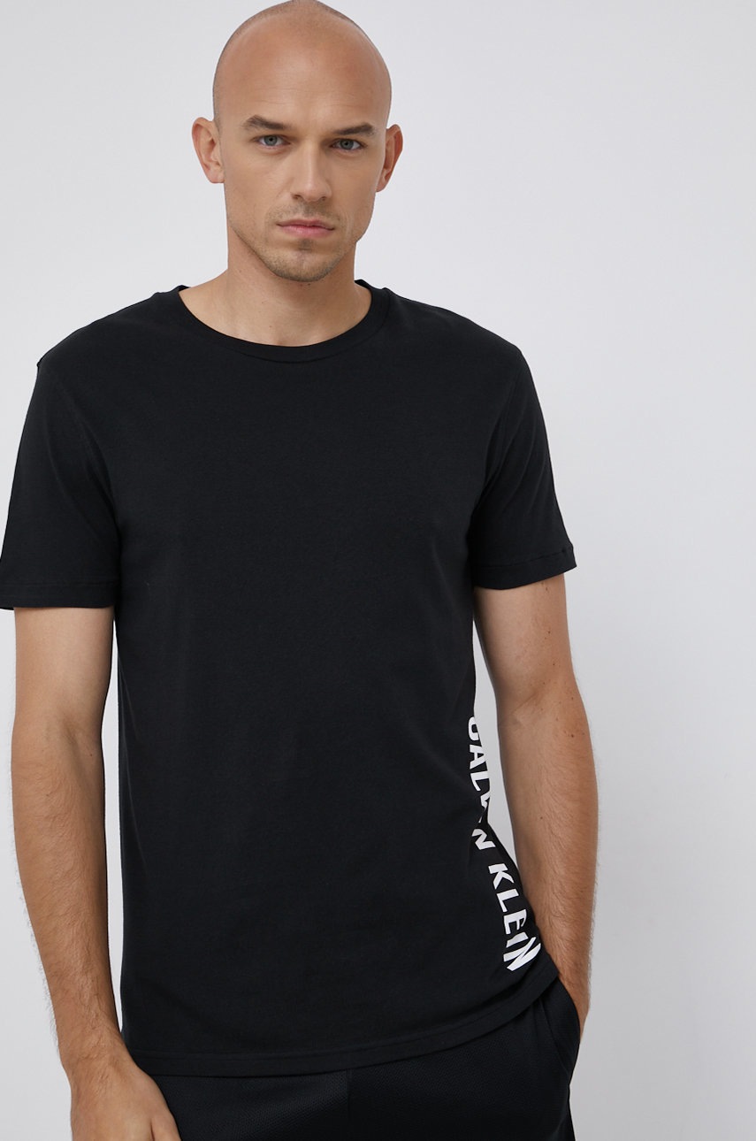 

Памучна тениска Calvin Klein в черно с принт, Черен