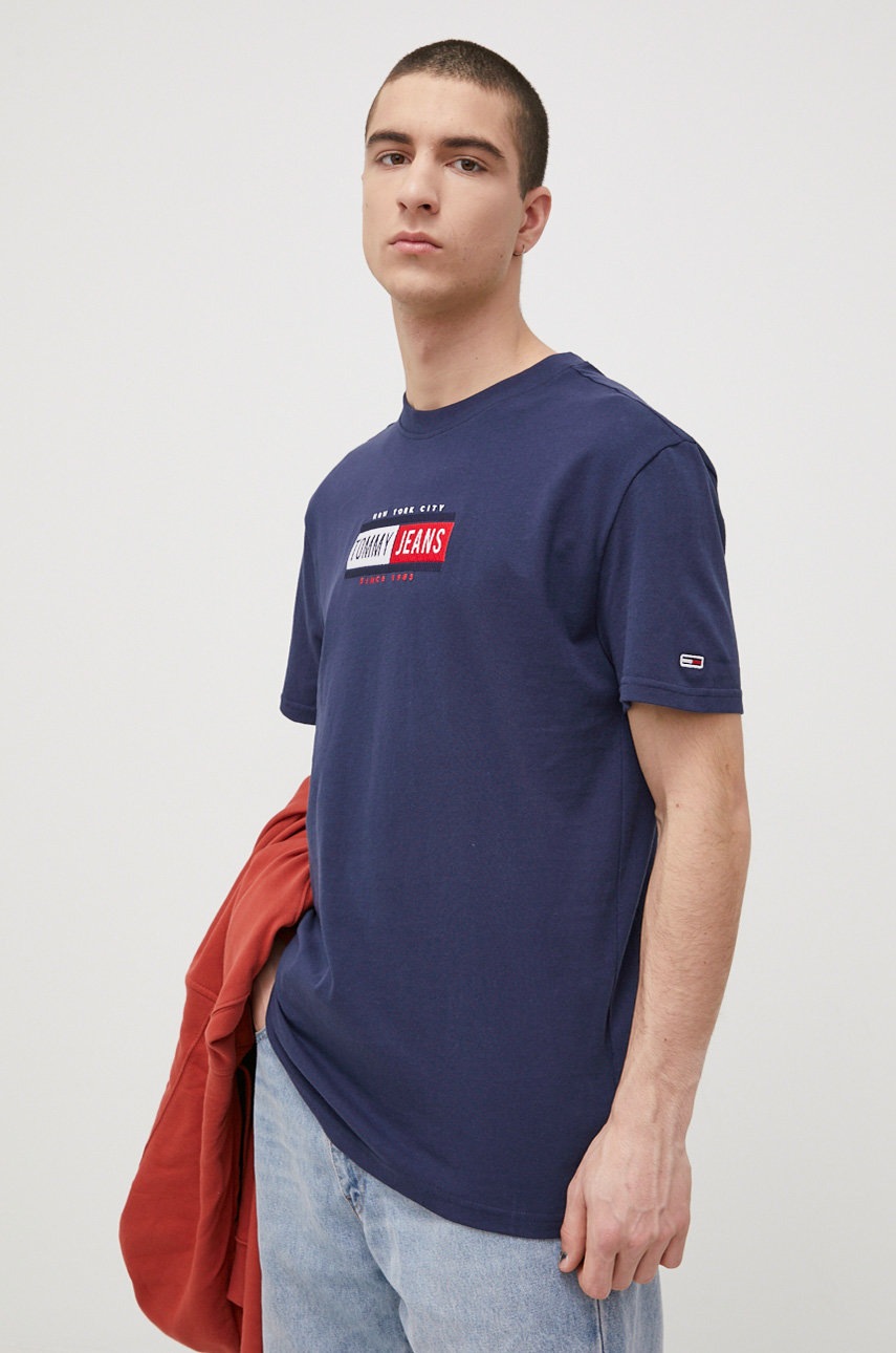 

Памучна тениска Tommy Jeans в тъмносиньо с апликация, Тъмносин