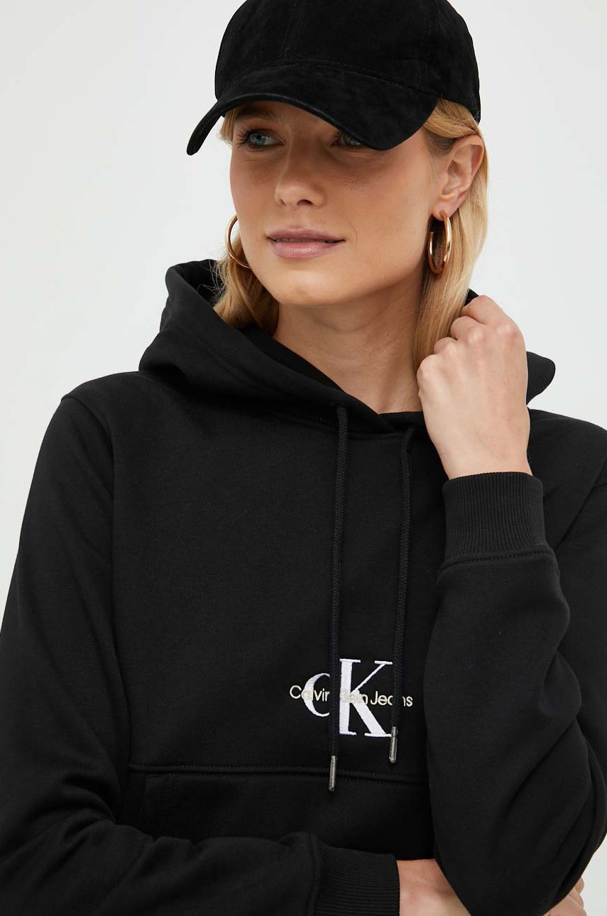 

Суичър Calvin Klein Jeans в черно с апликация, Черен