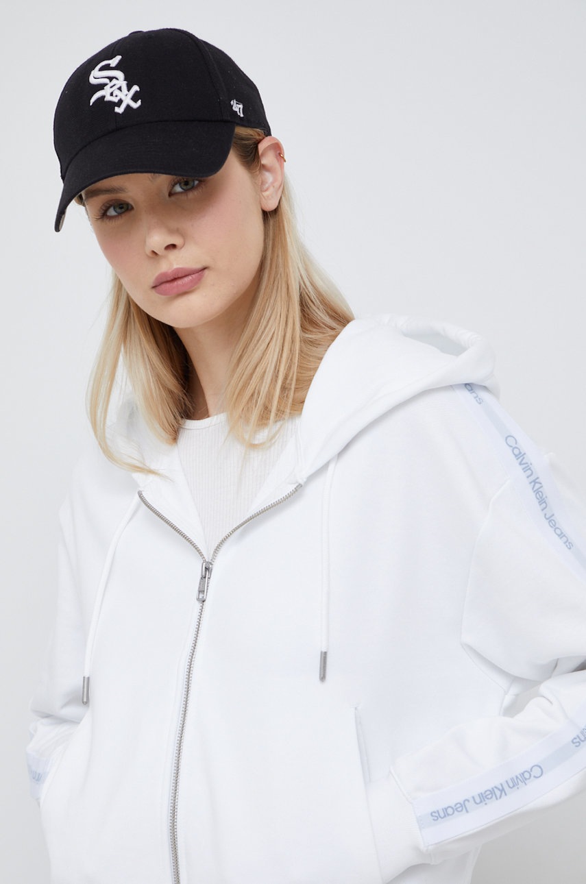 

Памучен суичър Calvin Klein Jeans в бяло с апликация, Бял
