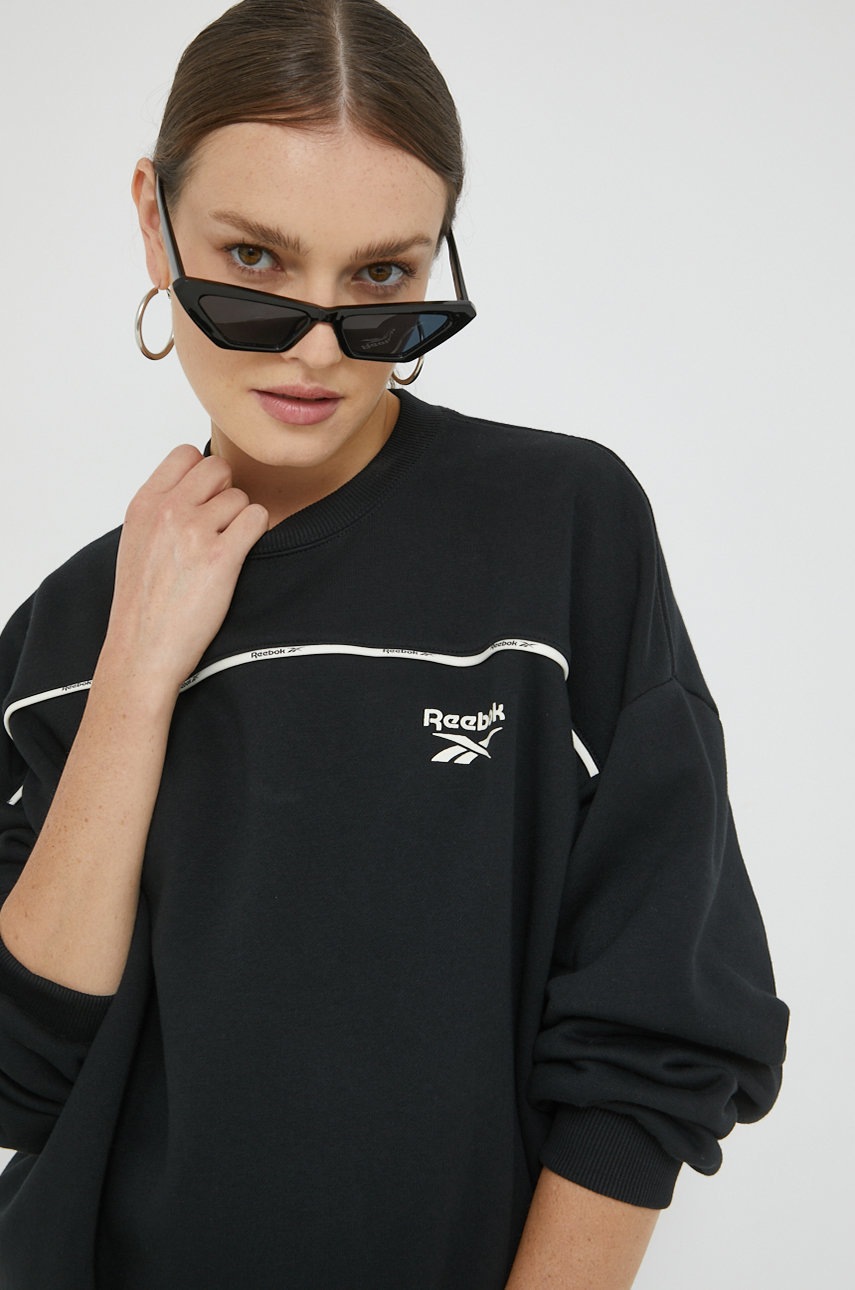 

Суичър Reebok в черно с принт, Черен