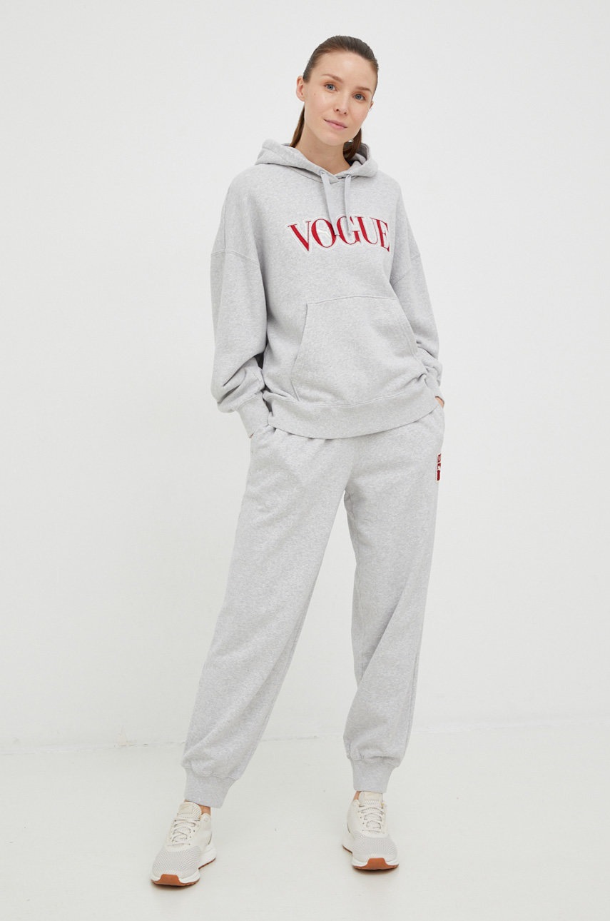 

Кофта Puma x vogue жіноча колір сірий з капюшоном з аплікацією