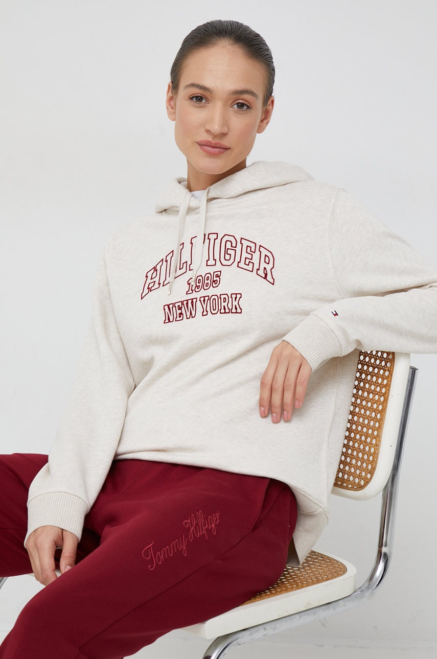 

Памучен суичър Tommy Hilfiger в бежово с качулка с апликация, Бежов