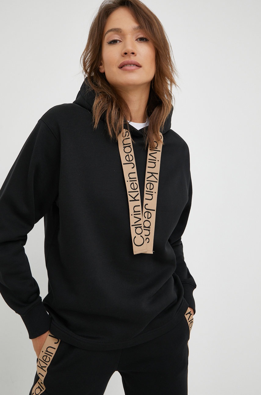 

Суичър Calvin Klein Jeans в черно с изчистен дизайн, Черен