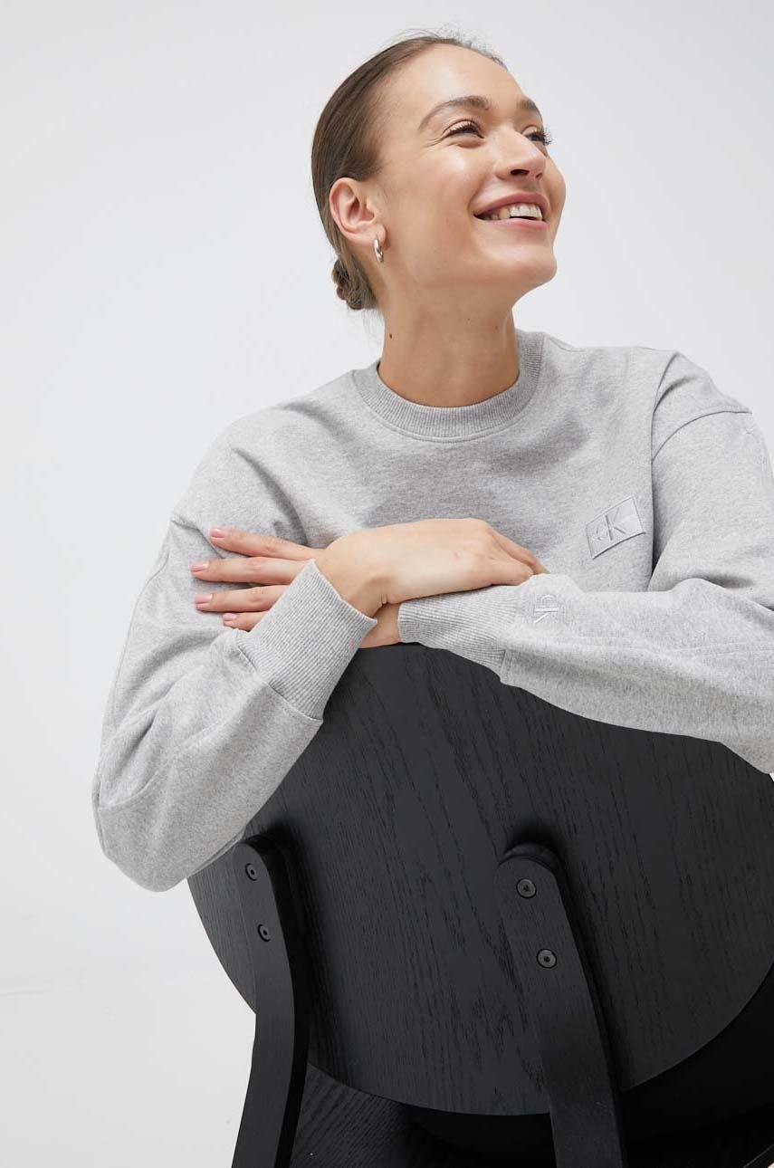 

Памучен суичър Calvin Klein Jeans в сиво с изчистен дизайн, Сив