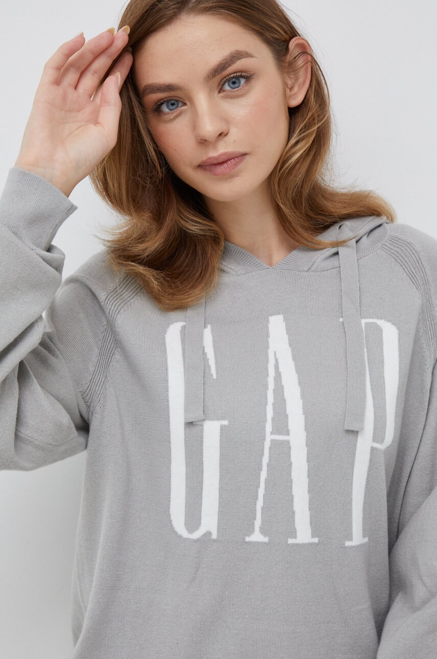 

Памучен пуловер GAP в сиво, Сив