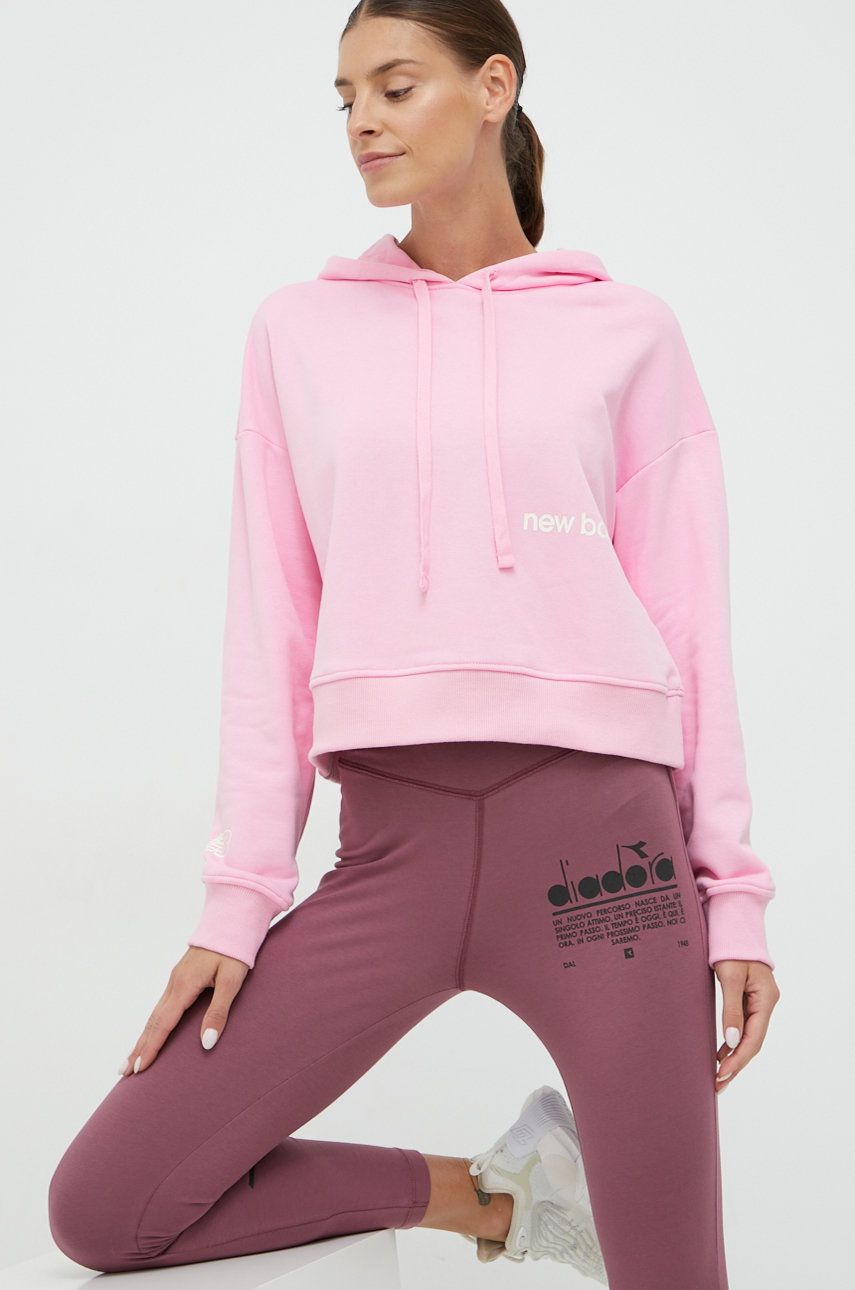 Mikina New Balance dámská, růžová barva, s kapucí, s potiskem - růžová -  Hlavní materiál: 64% 