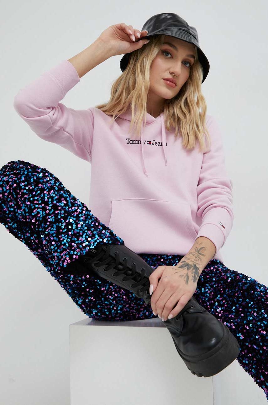 

Суичър Tommy Jeans в розово с качулка с апликация, Розов