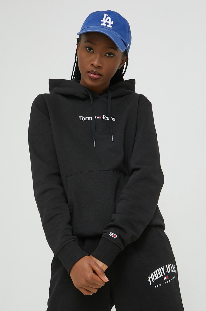 

Суичър Tommy Jeans в черно с качулка с апликация, Черен