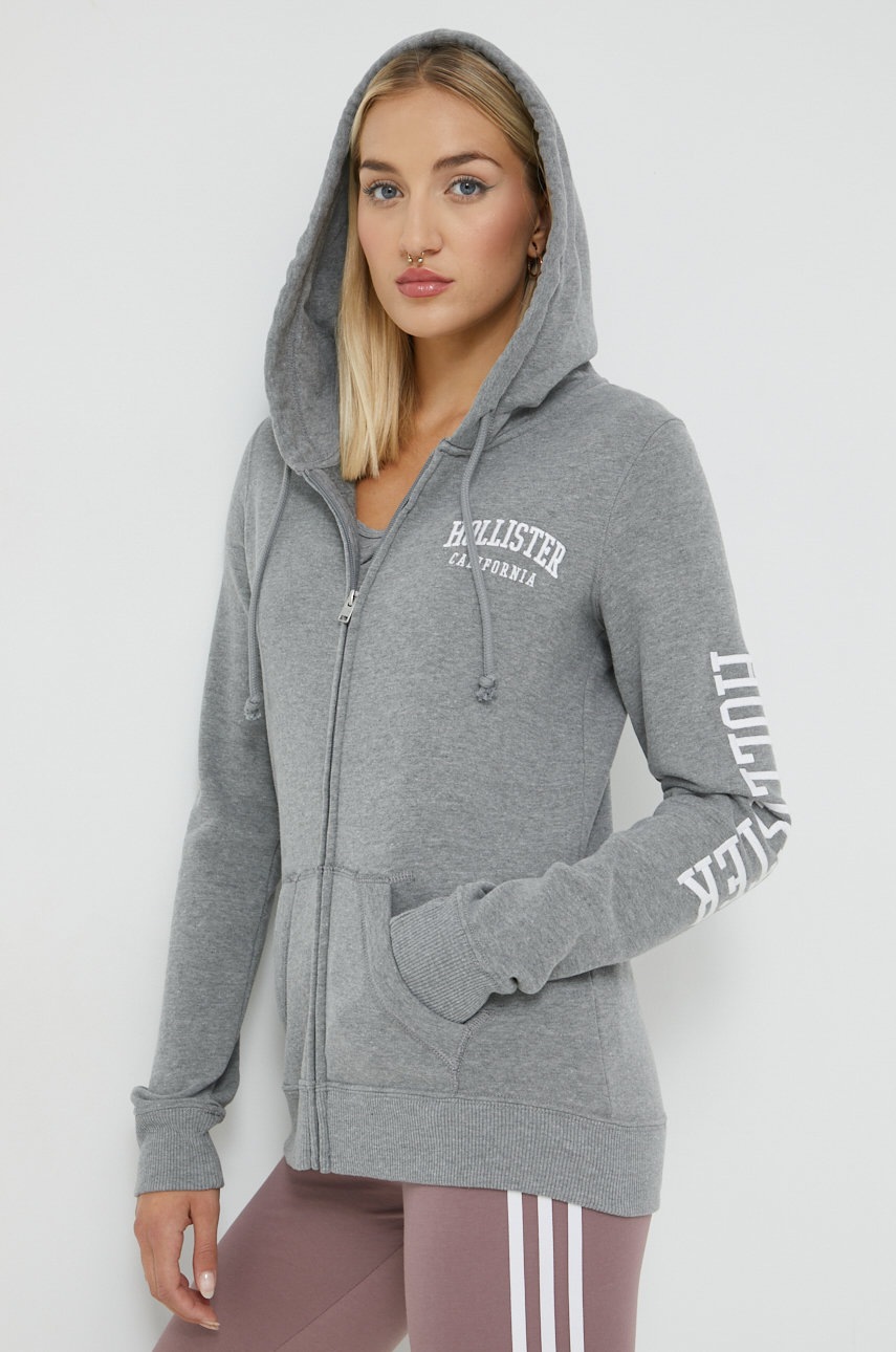 

Суичър Hollister Co. в сиво с качулка с апликация, Сив