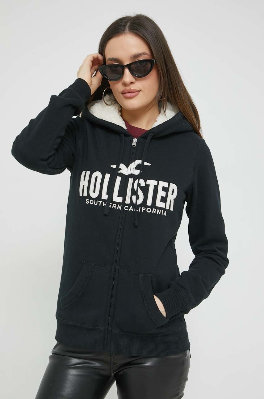

Суичър Hollister Co. в черно с качулка с апликация, Черен