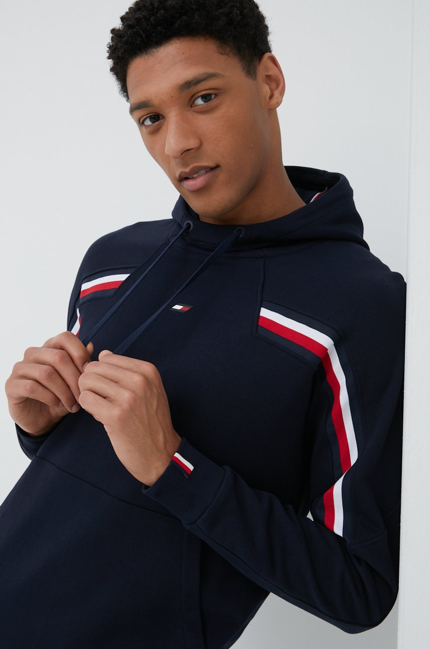 

Памучен суичър Tommy Hilfiger в тъмносиньо с апликация, Тъмносин