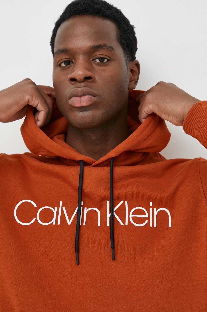 

Памучен суичър Calvin Klein в кафяво с принт, Кафяв