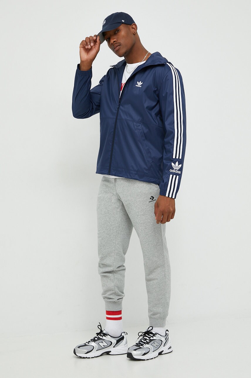 

Куртка adidas Originals чоловіча колір синій перехідна