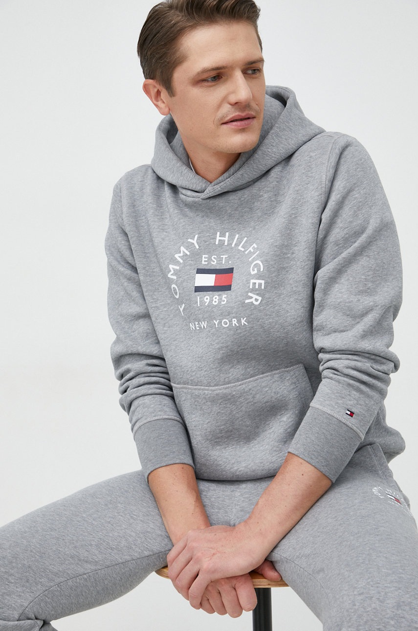 

Суичър Tommy Hilfiger в сиво с принт, Сив