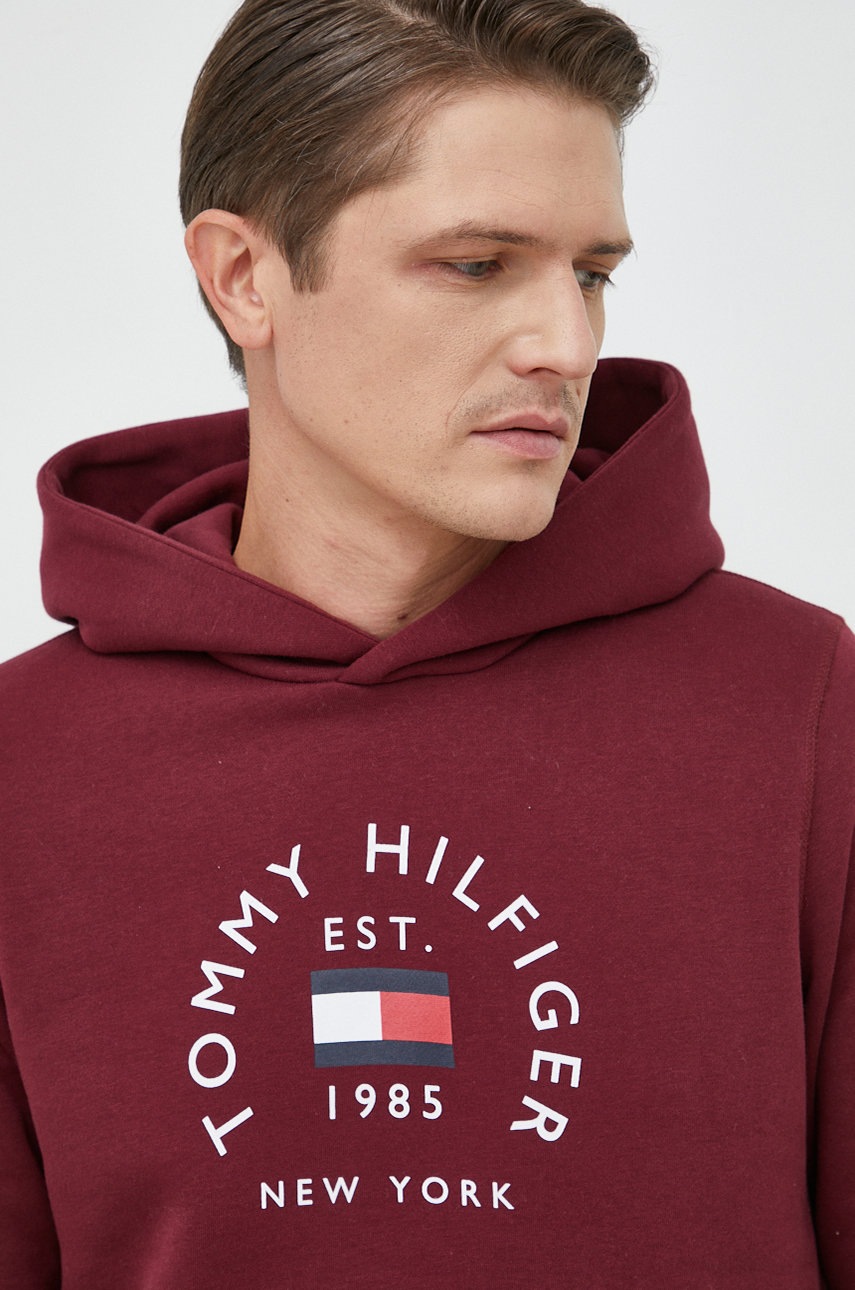 

Суичър Tommy Hilfiger в бордо с принт
