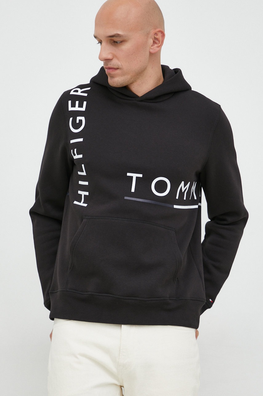 

Суичър Tommy Hilfiger в черно с качулка с принт, Черен